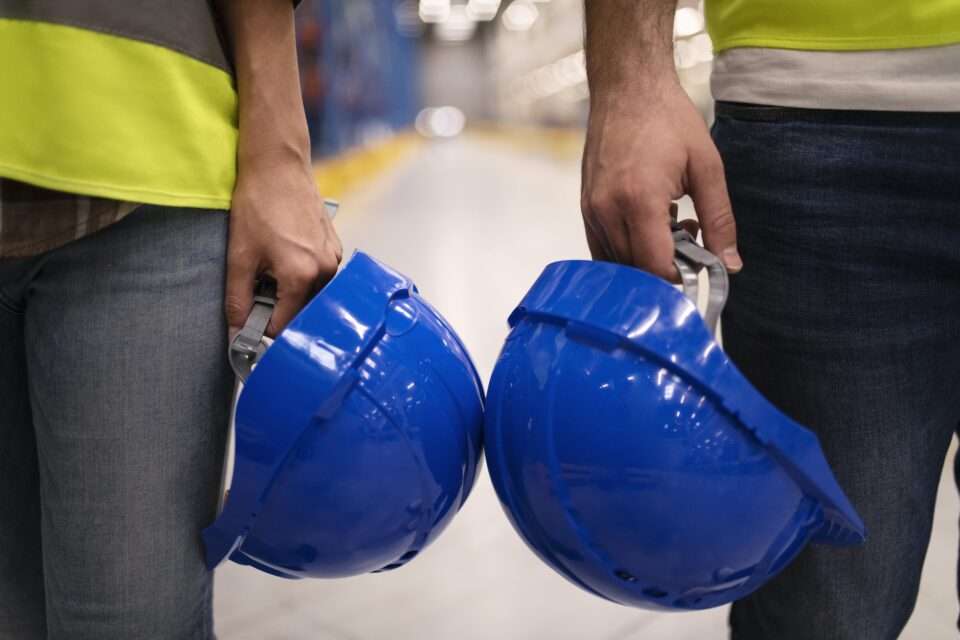 señal de obligación, trabajadores sosteniendo casco azul